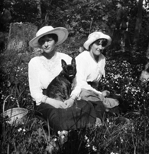 49. Великая Княжна Татьяна Николаевна с Ортино и Великая Княжна Анастасия Николаевна. - копия.jpg